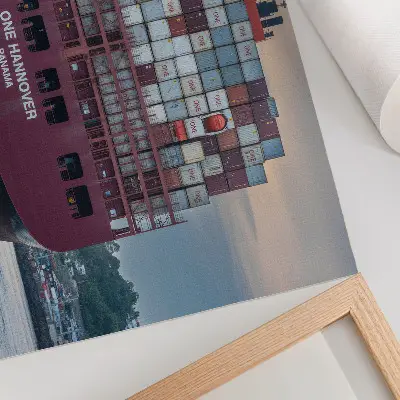 Póster un buque portacontenedores con contenedores coloridos en el mar