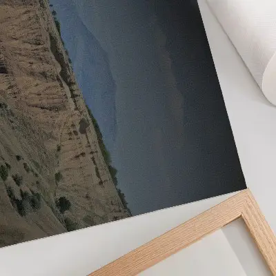 Póster de paisaje natural con vastos valles, acantilados y montañas