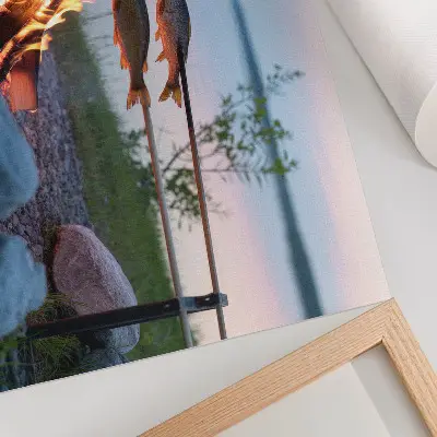 Arte de pared hoguera junto al lago con pescado en palitos estilo natural