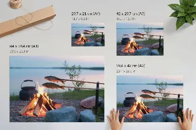 Arte de pared hoguera junto al lago con pescado en palitos estilo natural