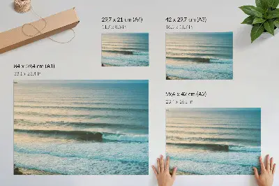 Póster de olas del océano con horizonte tranquilo y surfistas