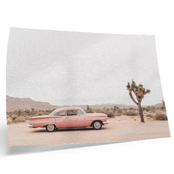 Arte de pared un coche retro en el desierto con un árbol solitario