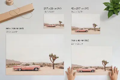 Arte de pared un coche retro en el desierto con un árbol solitario