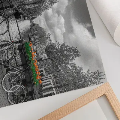Arte de pared una encantadora vista del canal con bicicletas y tulipanes en tonos negro y naranja