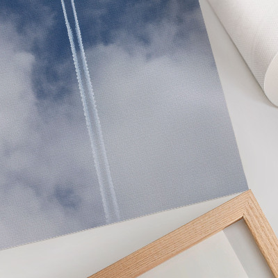 Arte de pared Avión en el cielo azul con estelas blancas