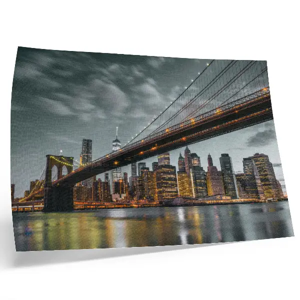 Póster panorama de las luces del puente de la ciudad al atardecer sobre el agua