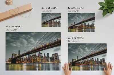 Póster panorama de las luces del puente de la ciudad al atardecer sobre el agua