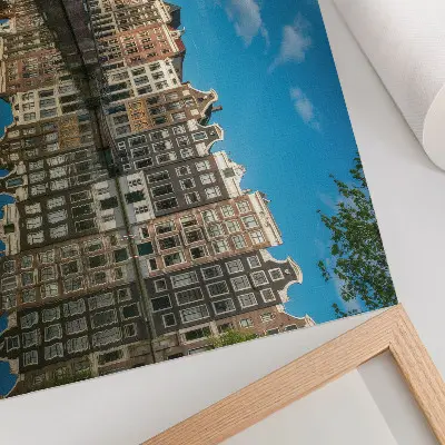 Arte de pared casas de vecindad seductoras reflejadas en el agua del canal