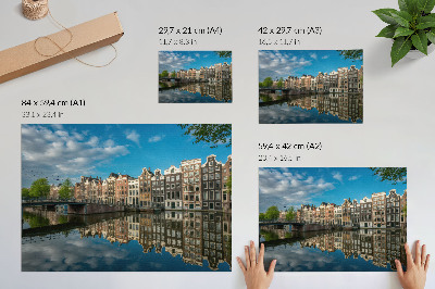 Arte de pared Seductoras casas de vecindad reflejadas en el agua del canal.
