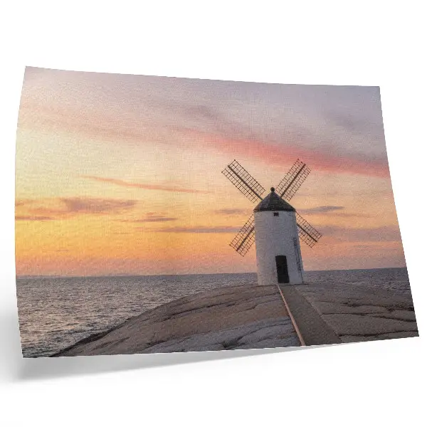 Póster molino de viento a la luz del atardecer con mar y cielo en tonos pastel