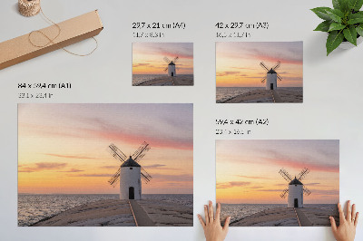 Póster Molino de viento a la luz del atardecer, mar, cielo en tonos pastel