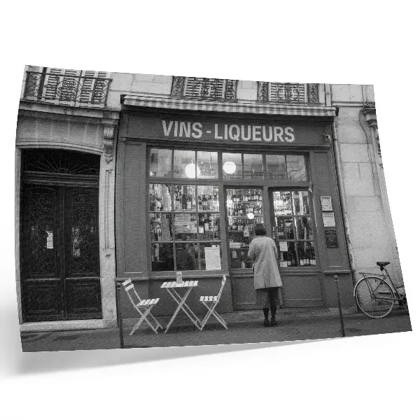 Póster fachada elegante en un ambiente de casco antiguo en blanco y negro