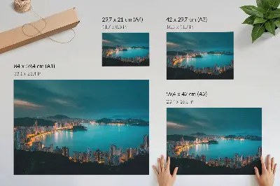 Arte de pared vista nocturna de una ciudad sobre el agua con rascacielos iluminados