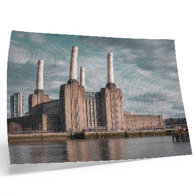 Póster Un edificio impresionante con chimeneas sobre el río.
