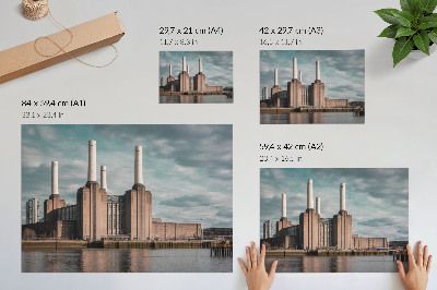 Póster Un edificio impresionante con chimeneas sobre el río.