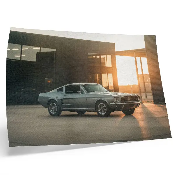Póster un coche clásico con fondo arquitectónico