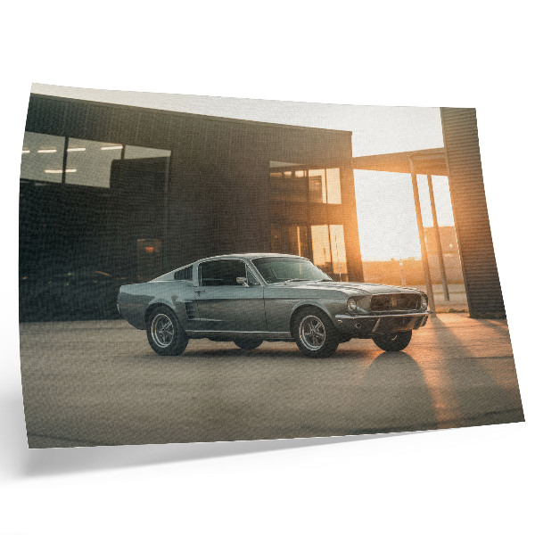 Póster Un coche clásico con un telón de fondo arquitectónico.