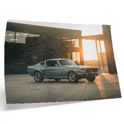Póster Un coche clásico con un telón de fondo arquitectónico.