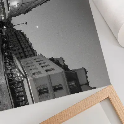 Lámina para cuadro edificios en blanco y negro con diseño de cafés y elegancia nocturna