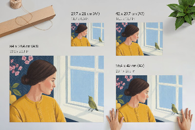 Póster Mujer con camisa amarilla y un pájaro en el alféizar de la ventana.
