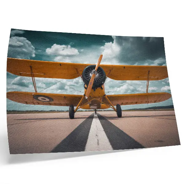 Arte de pared avión en pista con cielo dinámico