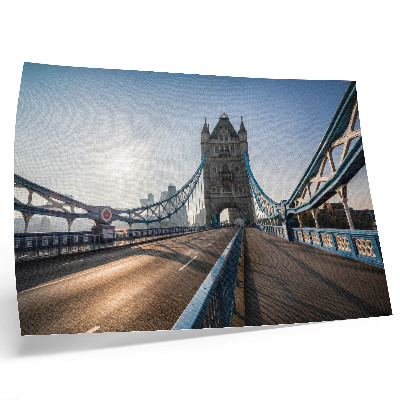 Póster Un puente clásico de la ciudad bajo el sol.