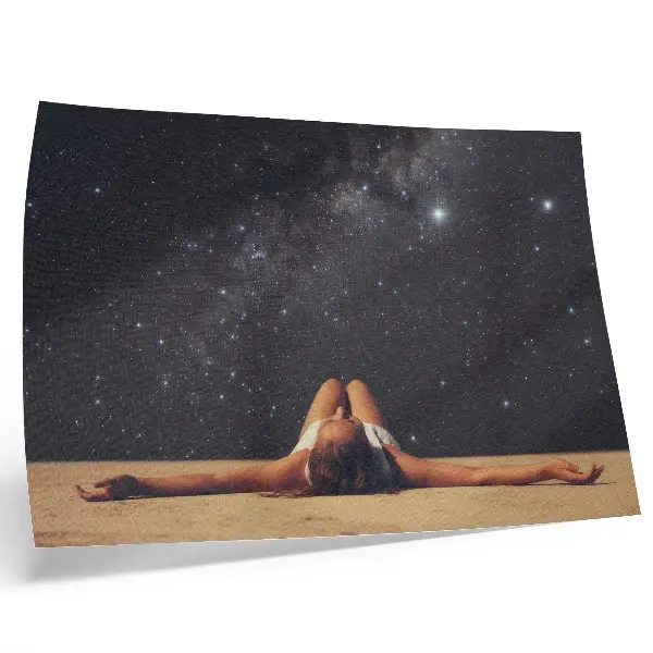 Arte de pared figura surrealista bajo un cielo estrellado