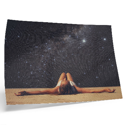 Arte de pared Una figura surrealista bajo un cielo estrellado