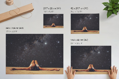 Arte de pared Una figura surrealista bajo un cielo estrellado