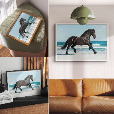 Póster caballo galopando en la costa con cielo azul