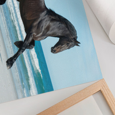Póster caballo galopando en la costa con cielo azul