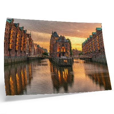 Arte de pared Aguas tranquilas, edificios de ladrillo, luz cálida.