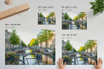Lámina para cuadro de canal con puente, árboles, edificios, bicicleta y flores