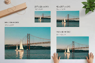 Lámina para cuadro Un puente y veleros sobre el agua en tonos pastel.