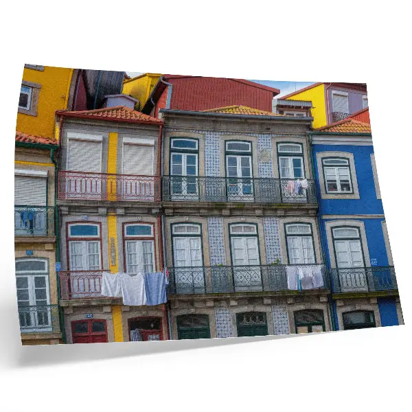 Lámina decorativa para cuadro edificios de apartamentos coloridos con balcones y plantas