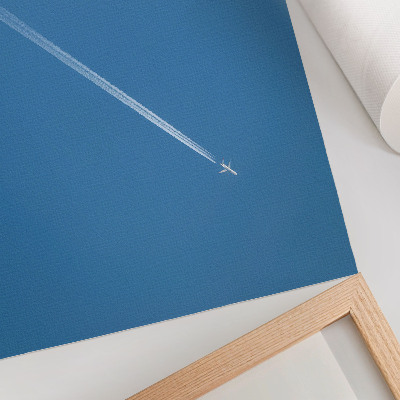 Póster Avión en el cielo azul con un ambiente dinámico
