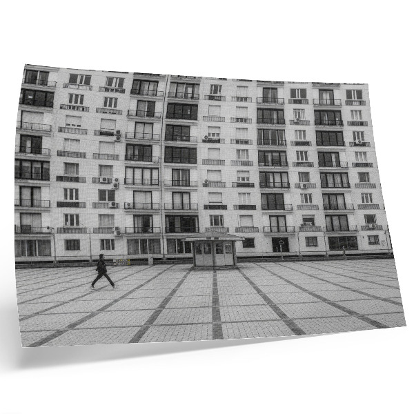 Póster Un edificio moderno con balcones y una plaza.