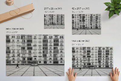 Póster Un edificio moderno con balcones y una plaza.
