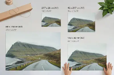 Póster carretera de montaña con niebla misteriosa