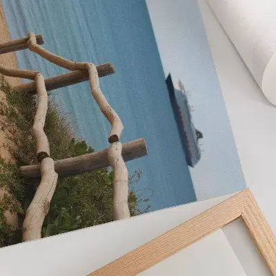Arte de pared barco en la playa con mar y barandillas de madera sobre arena