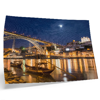 Póster Puente de noche con luces, ciudad con barcos en el agua