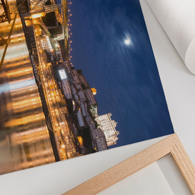 Póster Puente de noche con luces, ciudad con barcos en el agua