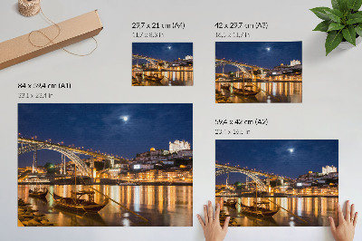 Póster Puente de noche con luces, ciudad con barcos en el agua
