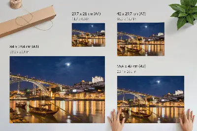 Póster puente de noche con luces y barcos en el agua