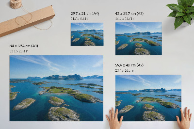 Lámina para cuadro Islas con montañas, cielo azul, vegetación verde