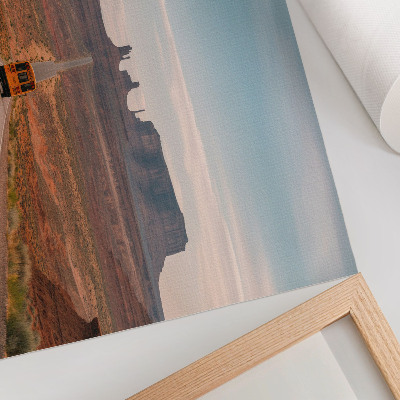 Arte de pared Un camino recto, montañas monumentales, colores cálidos.