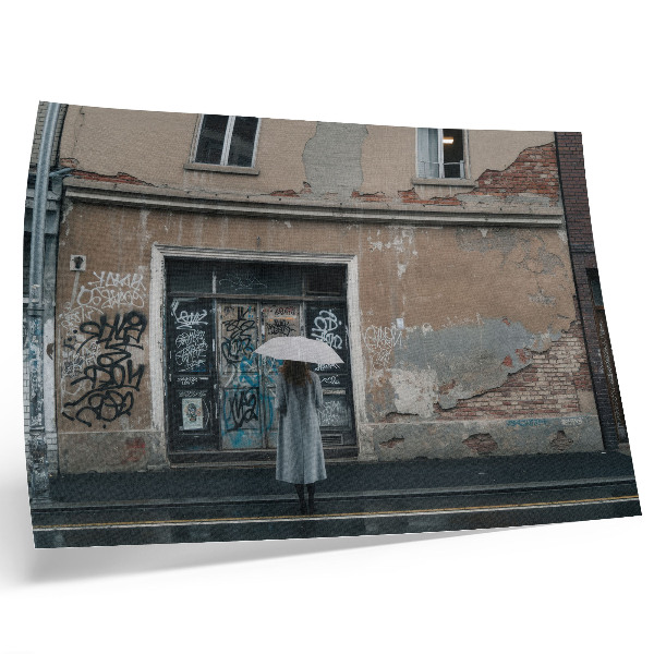 Arte de pared Una persona con un paraguas frente a una pared llena de grafitis.