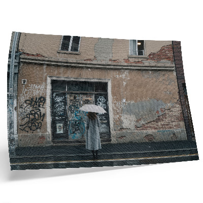 Arte de pared Una persona con un paraguas frente a una pared llena de grafitis.