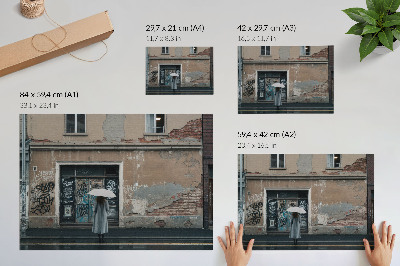 Arte de pared Una persona con un paraguas frente a una pared llena de grafitis.