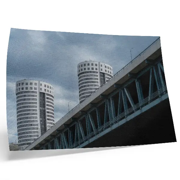 Póster con diseño de puente y rascacielos con simetría y elegancia moderna